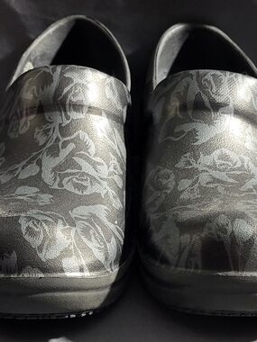 CROCS Black Floral-Pattern Clogs